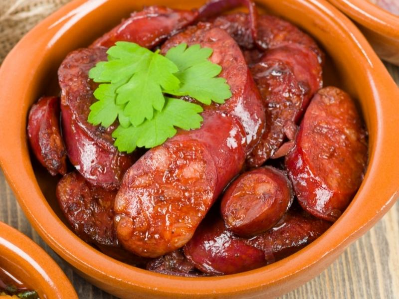 Recetas al vino blanco: chorizo en botana