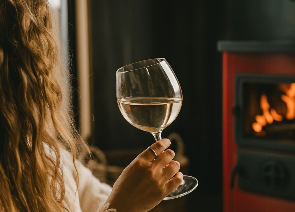 Cómo preparar una noche de vino para uno (y disfrutarlo al máximo)