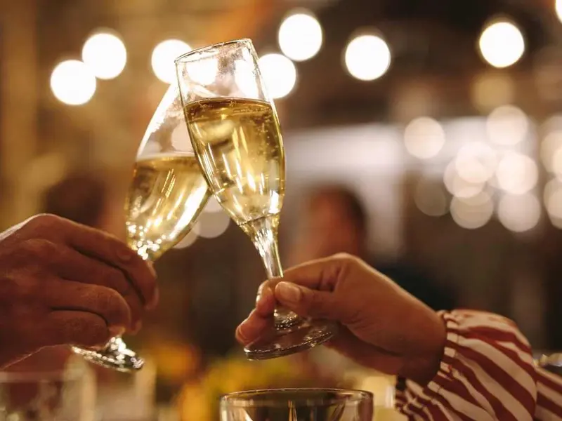 ¿Con qué se toma el vino blanco en Navidad? Guía para disfrutar Diamante en casa